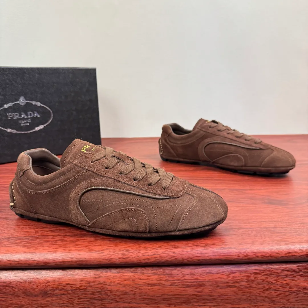 Batch 780 Prada/Prada Montecarlo Re-Edition 2005 Nappa sheepskin/nubuck leather sneakers, men's men's men's shoes for easy shipping! Featuring an antique finish, these sneakers combine style and comfort in a sophisticated and innovative design. The silhouette inspired by driving shoes is soft and flexible, and the deconstructed sole gives it a lightweight look and smooth aesthetic. Prominent top stitching enhances the sporty soul of this hybrid sneaker. It is paired with a lightweight and flexible rubber sole, a visible convex sole pattern embellishment, and a wrapped insole. The whole package! Size: 39-40-41-42-43-44 leather shoe size Item number: 4E1165 frosted brown